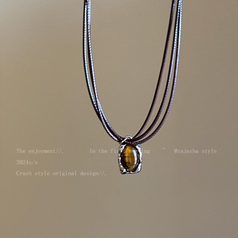 Women's Leather Tiger Eye Layered Necklace - Retro Double-Layer Choker Accessory with High-End Luxury Clavicle Chain.