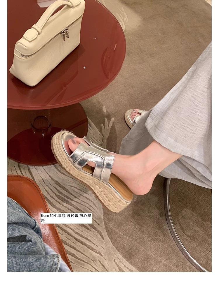 

2025 new heightening 6cm thick-soled H sandals for women s summer wear straw-woven muffin bottom casual white one-word cool slippers 40
