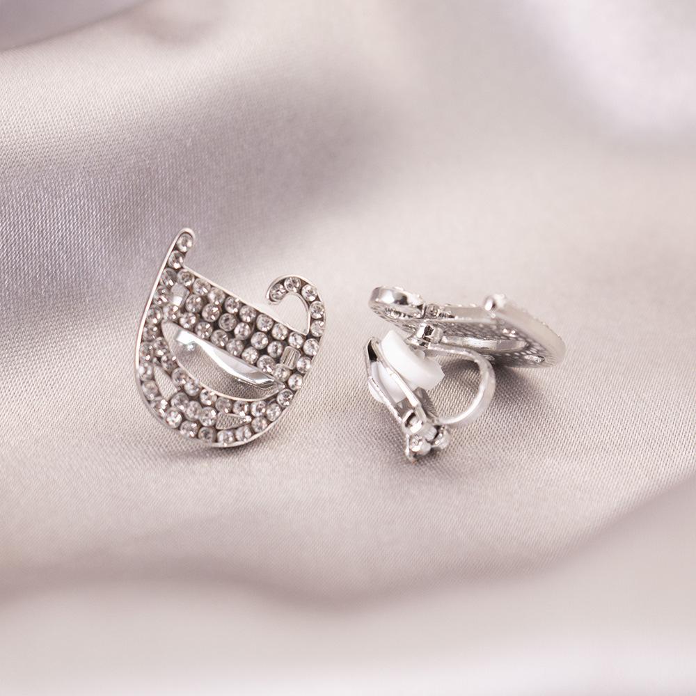 Elegant Clip-On Triangle Earrings for Non-Pierced Ears - Versatile, Light Luxury for Everyday Wear.