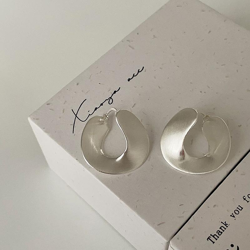 Геометрические нерегулярные матовые металлические текстуры пряжки для ушей женские высокочувствительные легкие роскошные простые индивидуальные темпераментные серьги серьги