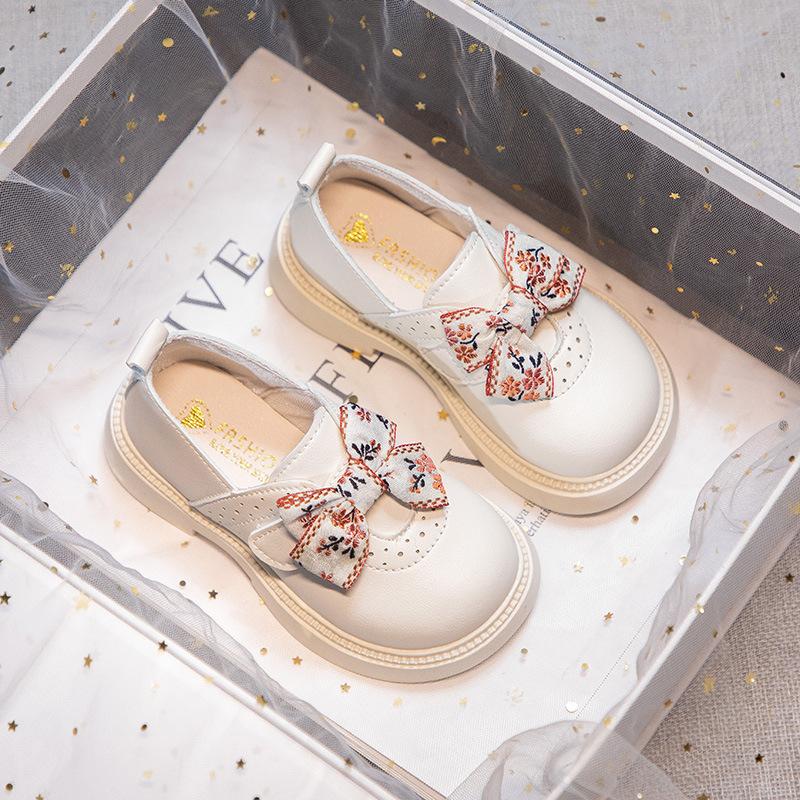 

Детские маленькие кожаные туфли 2025 весна и осень новые зарубежные туфли принцессы для детей среднего и младшего возраста на мягкой подошве в пасторальном стиле с круглым носком 21-25 yards FCL shot 50 pairs