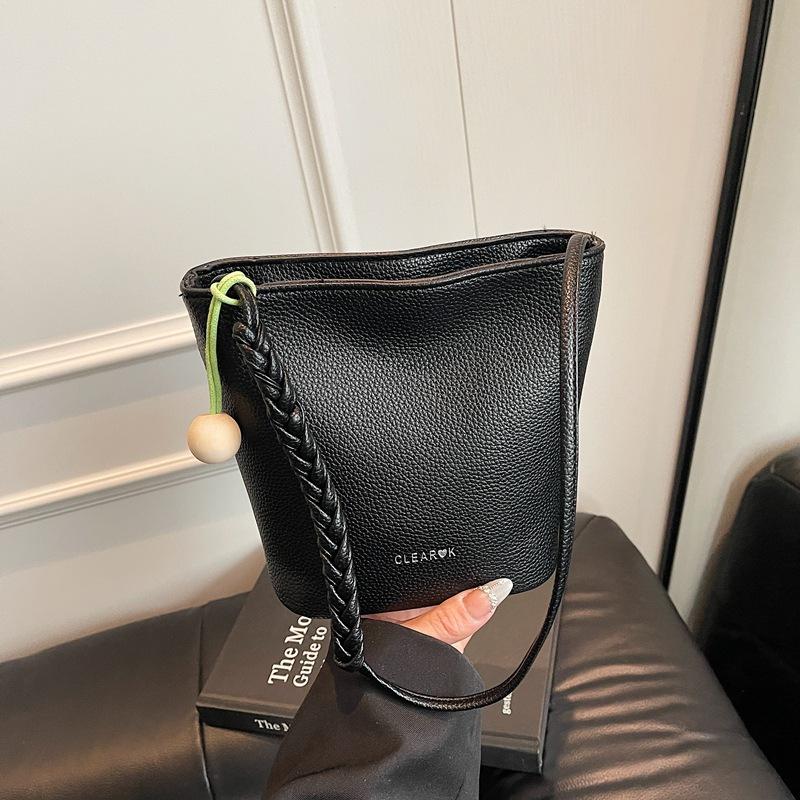 

This year, the popular retro small bag women s summer versatile 2025 new simple shoulder messenger bag bucket bag чёрный