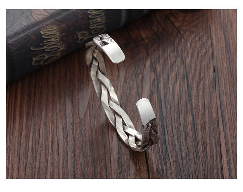 Women's Retro Fish Twist Bracelet – Individualistic and Fashionable Hand Jewelry