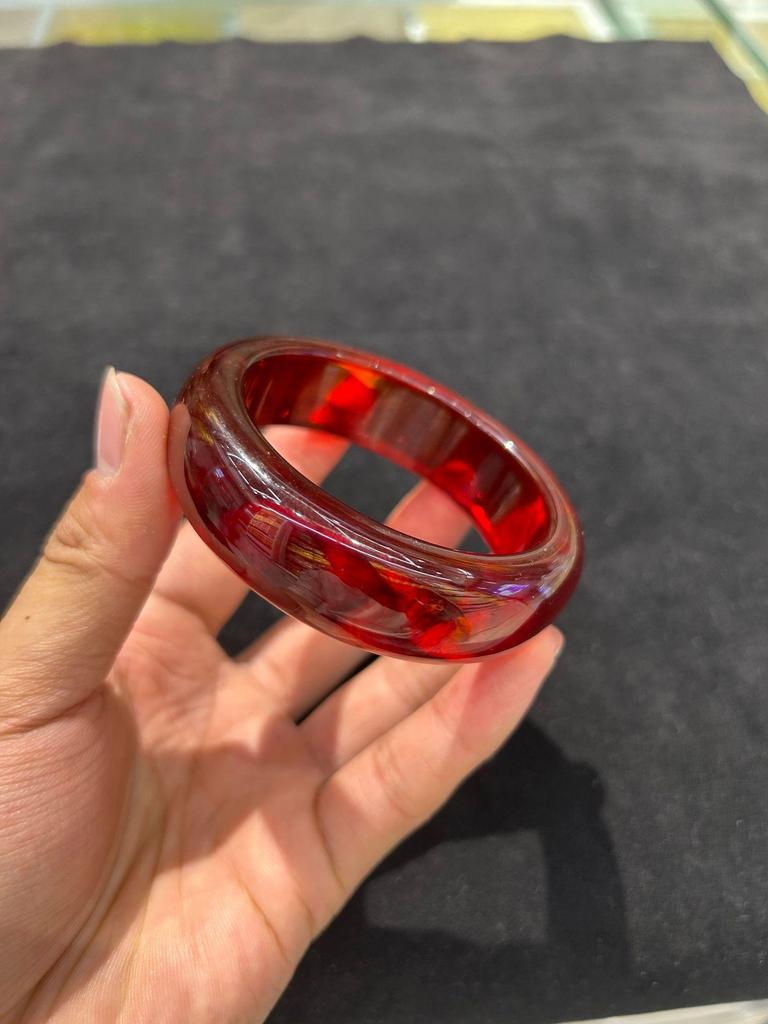 Translucent Burgundy Resin Bangle: Women's Retro Imitation Amber Jewelry