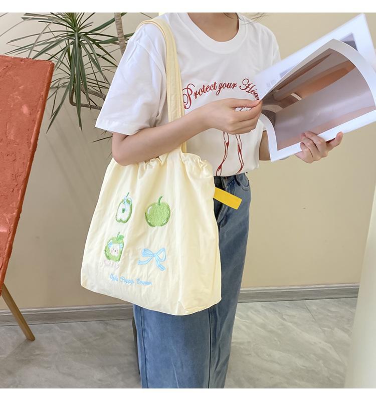 

Сумка-тоут с вышивкой из мультфильмов и шнурком для женщин Apple зелёный