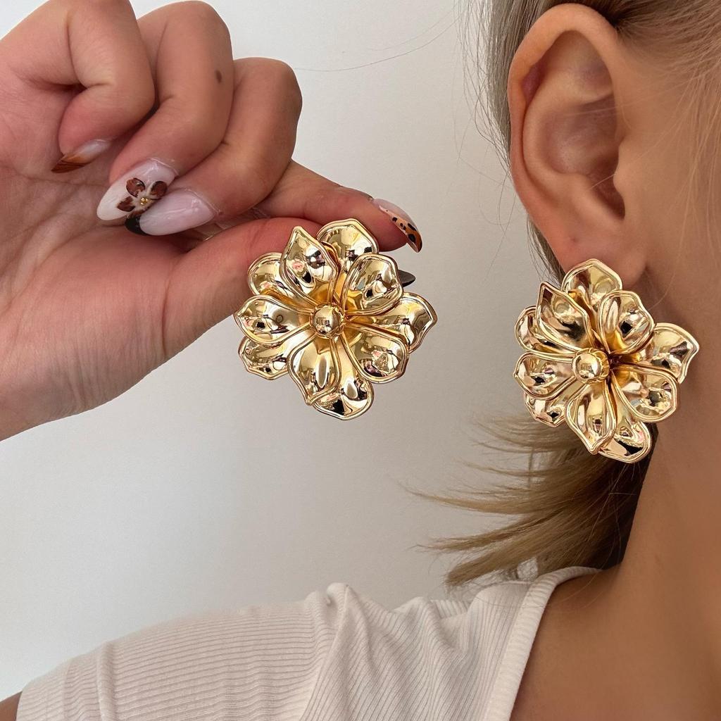 European & American Stylish Irregular Flower Stud Earrings for Women's Elegant Personality