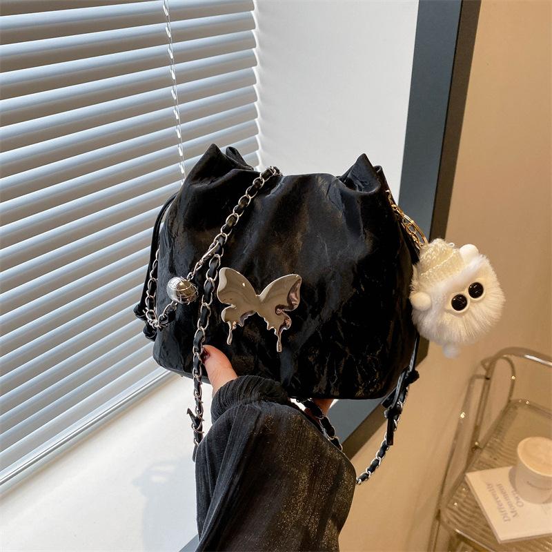 

Модная плиссированная сумка-ведро для женщин, новая весна-лето 2024 года, простая повседневная сумка через плечо, персонализированная трендовая сумка-мессенджер Without pendant чёрный