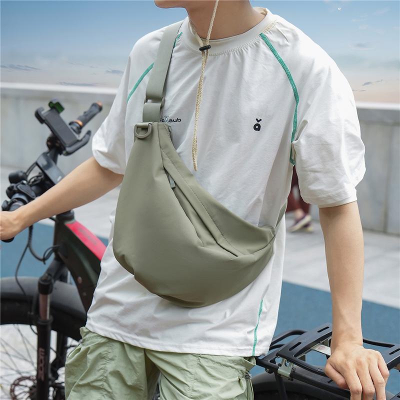 Borsa a tracolla minimalista con tracolla regolabile e tasca anteriore con zip
