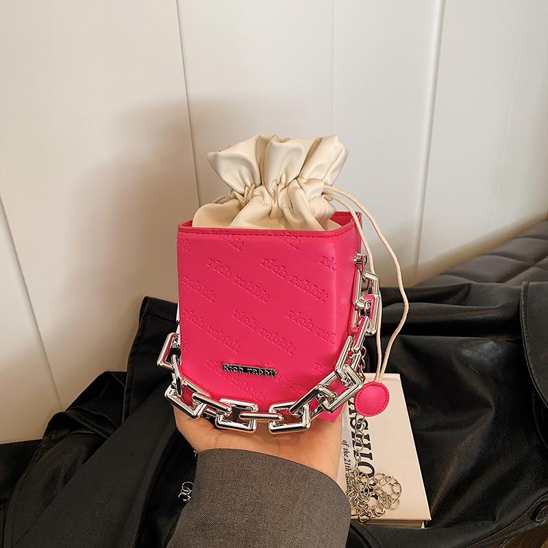 

2024 Chic Solid Color Chain Crossbody Handheld Bag - Summer Drawstring Style for Women темно-коричневого кольору