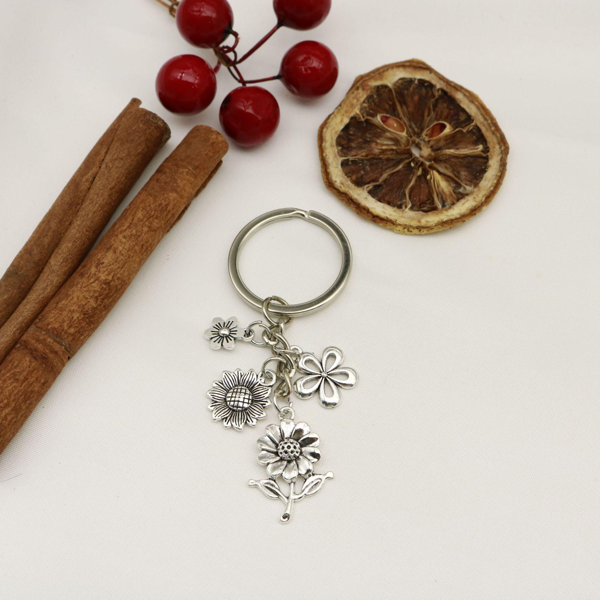 Ancient Silver Sunflower Keychain Pendant - Simple Accessory for Bag or Car. серебряный