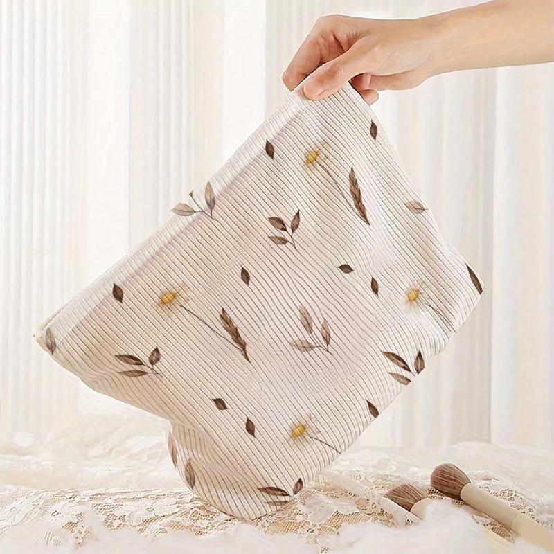 

Large Capacity Makeup Bag with A Zipper Closure Featuring Falling Autumn Leaves and Blooming Daisies, Cosmetic Storage Bag
