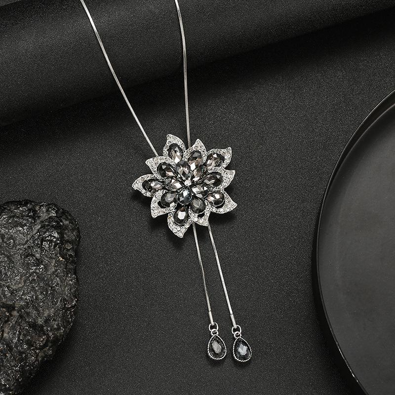 Luxury Non-Fading Korean Fashion Sweater Necklace: Autumn/Winter Women's Niche Design Pendant