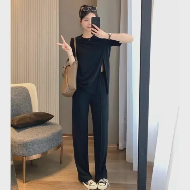 Sommer-Hosenanzug aus Eisseide mit weitem Bein im koreanischen Stil für Damen – lockeres, trendiges Design in großer Größe mit geschlitztem Kurzarmoberteil.