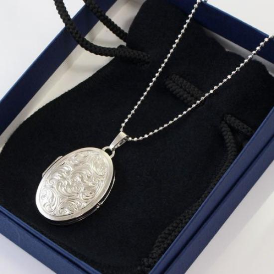 Silberne Medaillon-Halskette mit Kugelkette im Retro-Schnitt [MERZ]