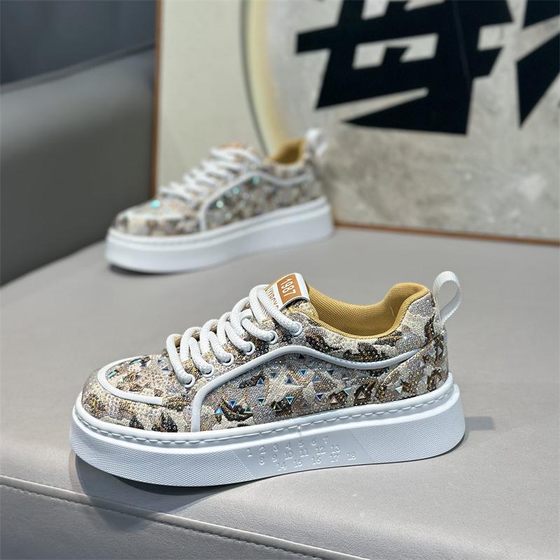 Spring new low-top hot drill, light and comfortable casual soft-soled lace-up mesh shoes qs