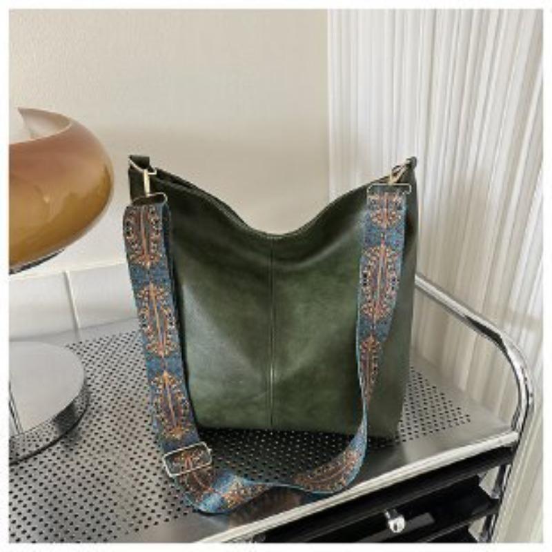 Retro commuter large-capacity bag women's winter new simple casual bucket bag niche fashion shoulder bag