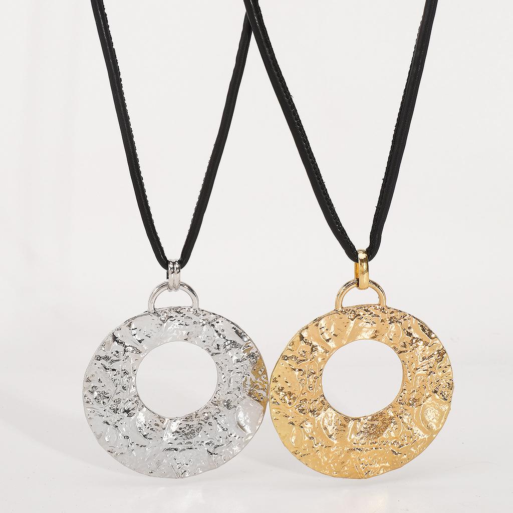 Vintage Persönlichkeit geometrisch Legierung gefaltet rund Anhänger Halskette übertrieben Zug Lederseil Design Schlüsselbein Kette