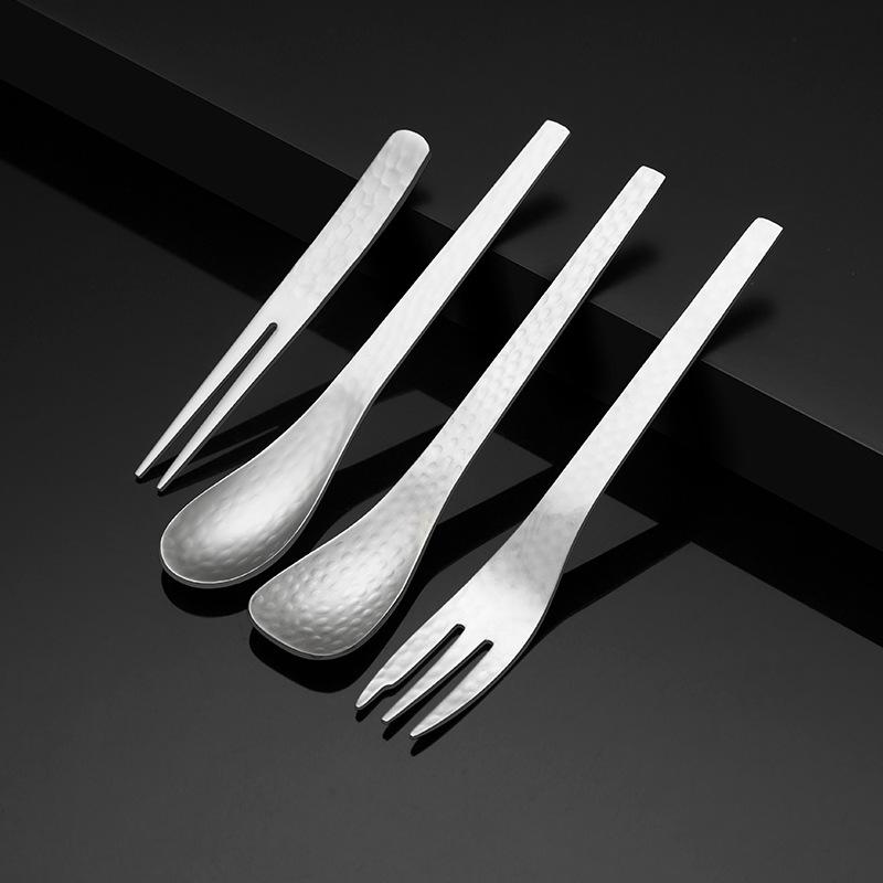 Mit Geschirr, Eiscremelöffel, Obstgabelchen, Edelstahl-Löffel und -Gabel, japanischer, hammergeschmiedeter Dessertlöffel