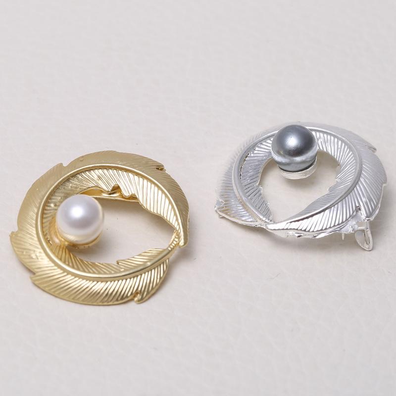 Einfache und modische romantische Brosche Blätter runde Perlenbrosche Damen-Accessoires Partykleid-Accessoires Brosche Geschenkschmuck