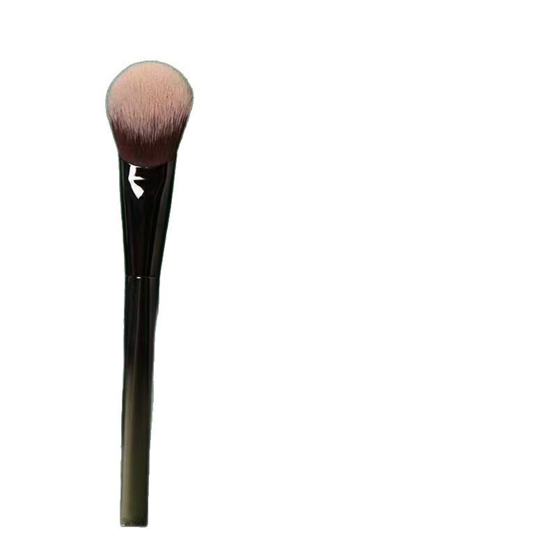 Enhanced M65 Angled Blush Brush: Soft Fibers for Natural Makeup Application