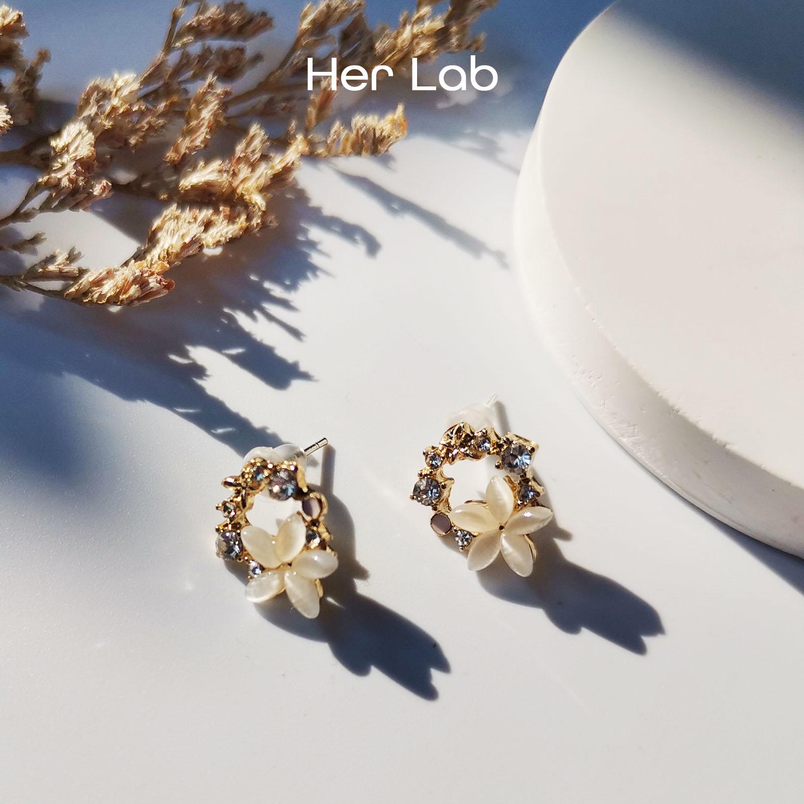 

Ее лаборатория | Классические серьги с жемчугом золотого тона