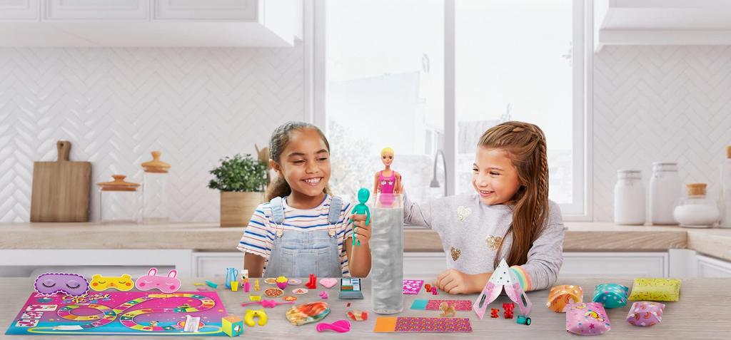 Barbie Color Reveal Vodou aktivovaná kouzelná párty panenka a sada doplňků Hračka s překvapením [Pro děti od 6 let] GRK14