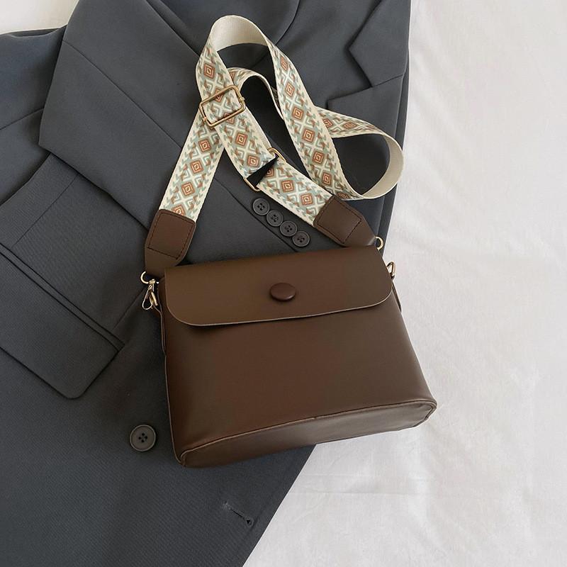

Trendy Retro Small Square Bag For Women In Black White Brown Fashionable And Chic коричневий
