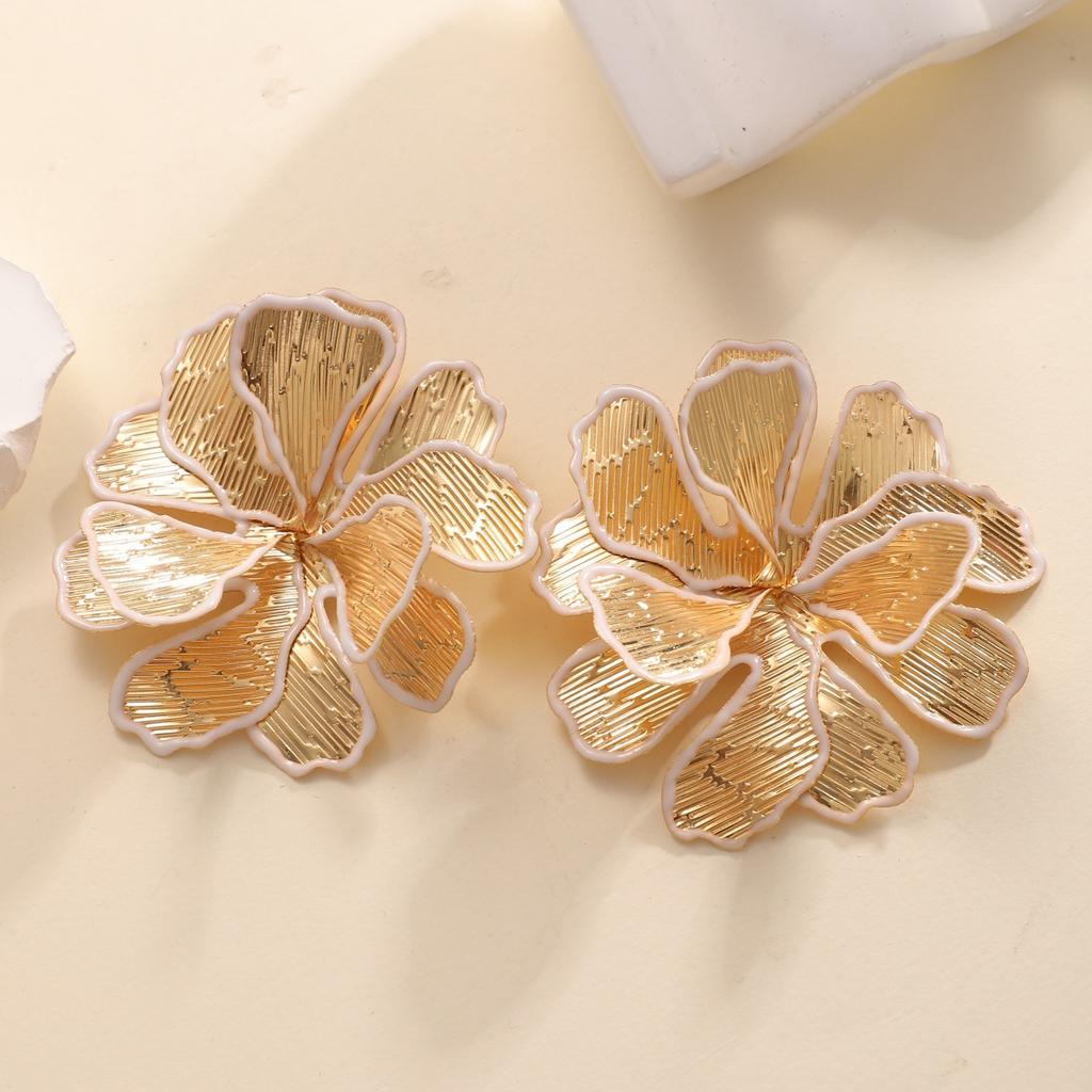 Exaggerated Temperament, Pleated Three-dimensional Strokes, Dripping Oil Flower Earrings, Fashionable and Luxurious Earrings