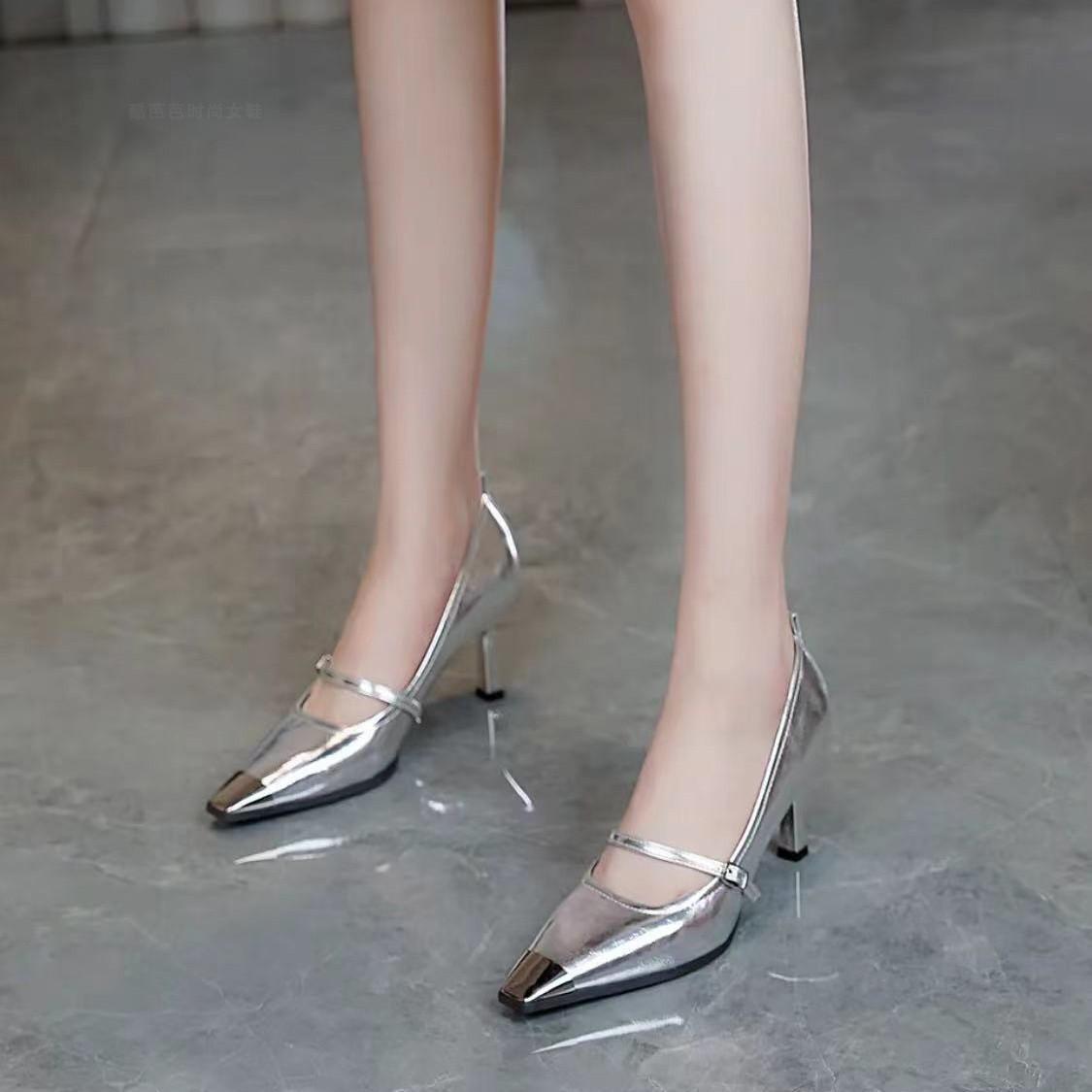 

Fashion high heels women s new metal pointed thin heel shallow mouth patent leather one-word buckle single shoes 40 серебряный