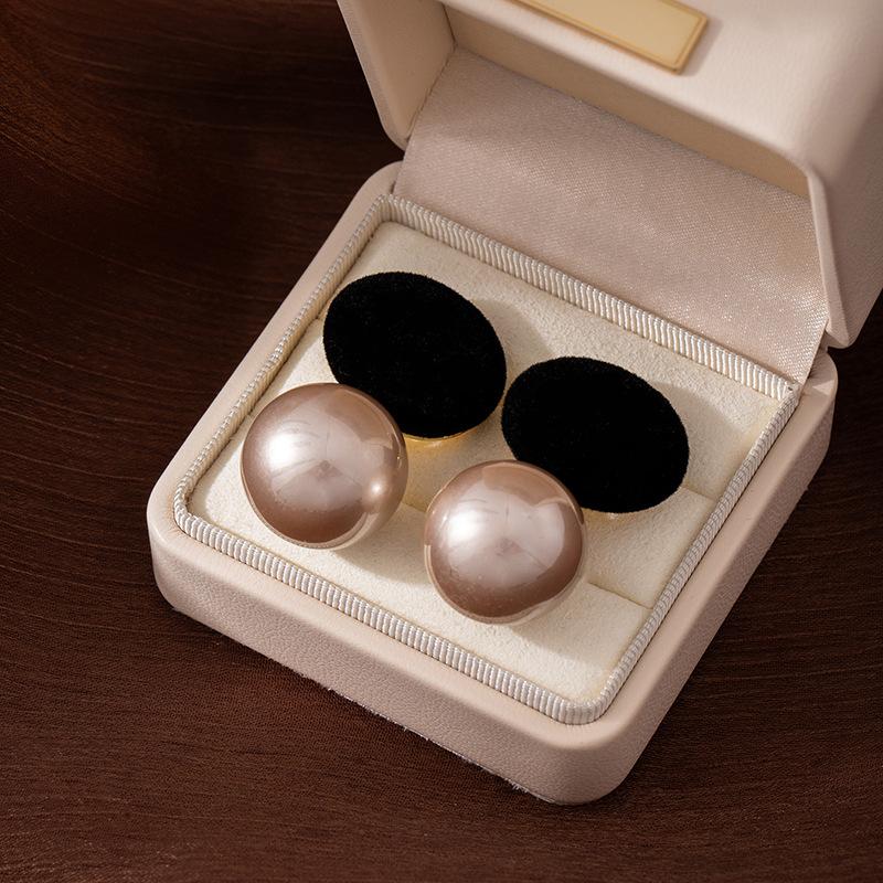 Premium Champagne Pearl Stud Earrings Women'S Niche Retro Personalized Flocking Earrings Simple And Versatile Temperament Fashion Earrings