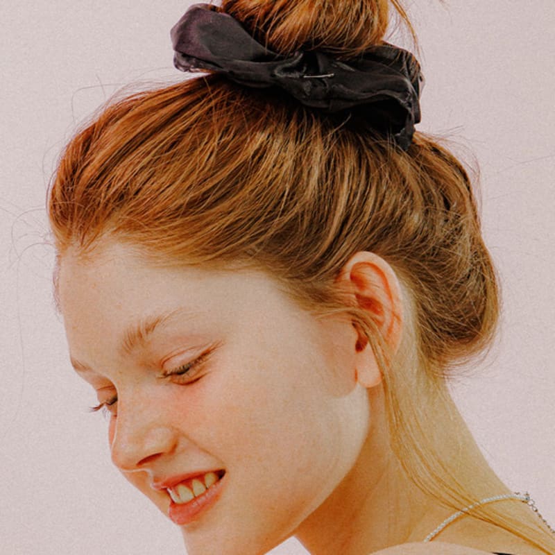 mellotory dot mesh satin scrunchie (black)