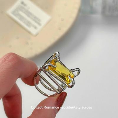 Eleganter geometrischer quadratischer gelber Zirkonring - Anspruchsvolles Statement für moderne Frauen