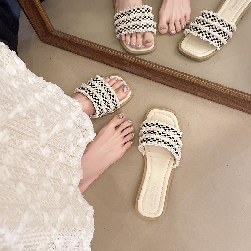 2025 summer new flat-bottomed cool slippers women wear summer women go out to the beach with skirts one-word drag