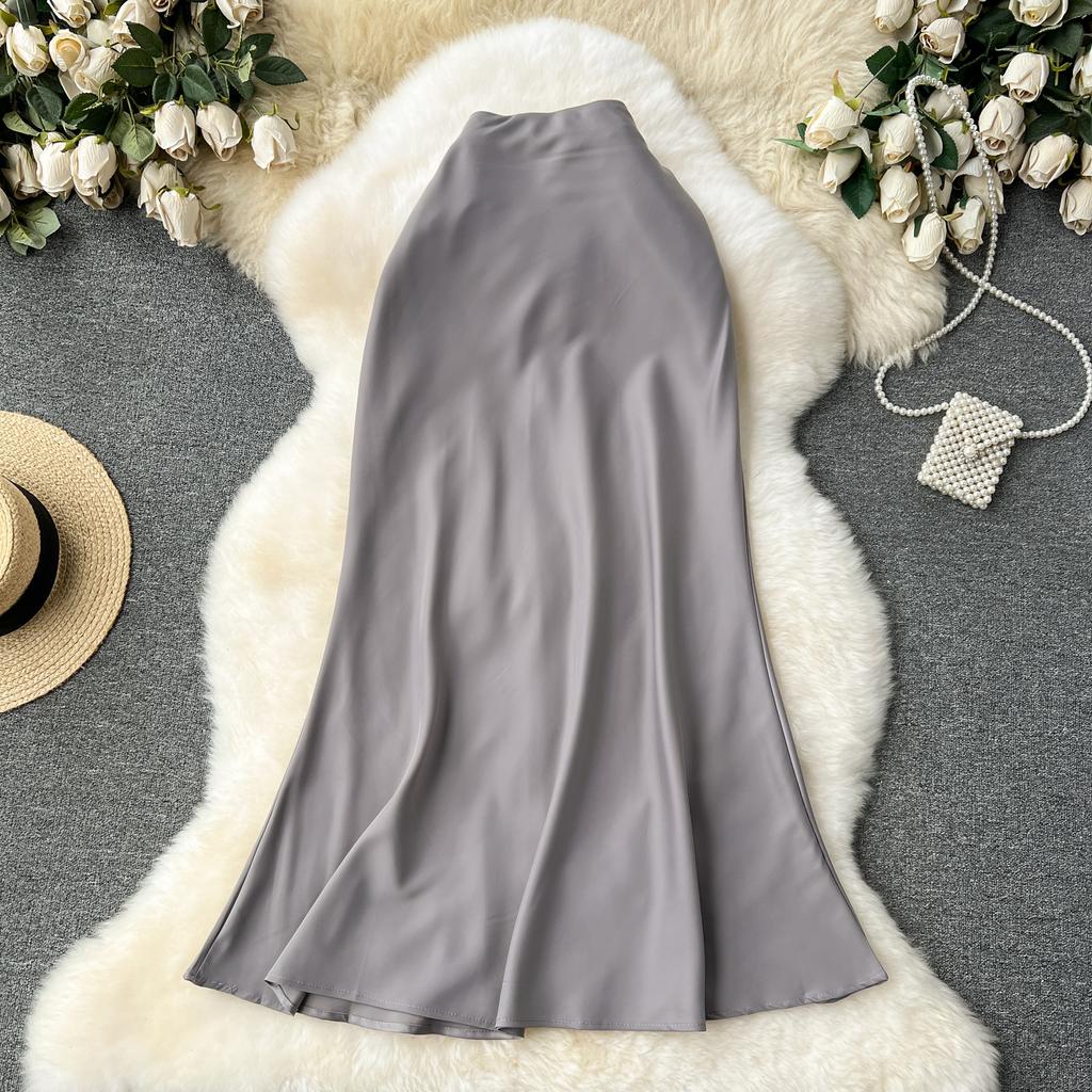 Et high-end satengskjørt for kvinner Et slankende midilengde fiskehaleskjørt