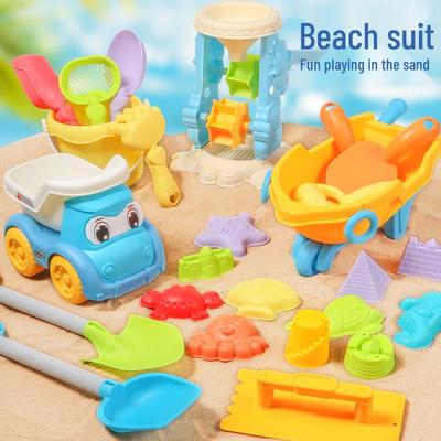 Komplettes Strandspielzeug-Set: Beinhaltet Schaufel, Schubkarre, Eimer und Wasserspielzeug für Kindersandspiele am Meer.