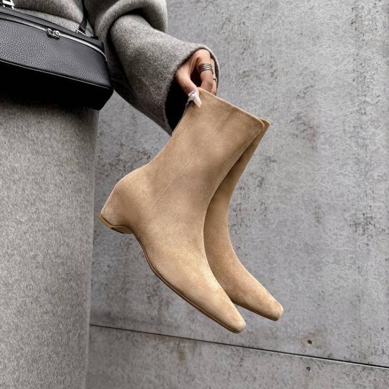 Autumn and Winter Women's Leather Boots Rear Zipper Large Size Fashion Boots Pointed Versatile Sheepskin Women's Boots New Leather Low Boots Women