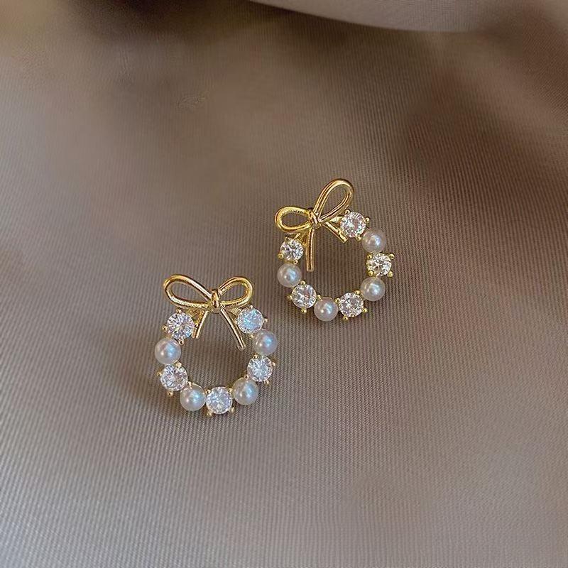 Pendientes de perlas de alta gama de moda Pendientes retro de nicho francés de lujo ligero Pendientes de perlas simples y versátiles para mujer