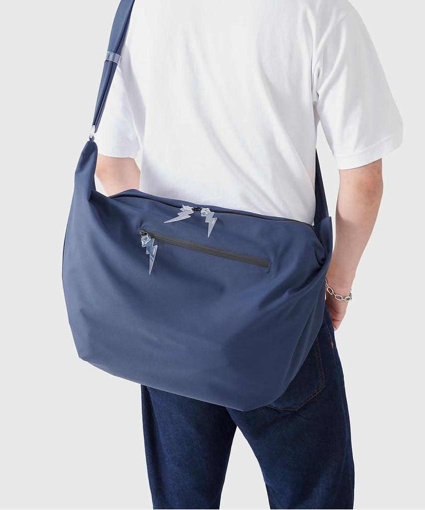 Kings by Samantha Thavasa Leichte Schultertasche aus Nylon