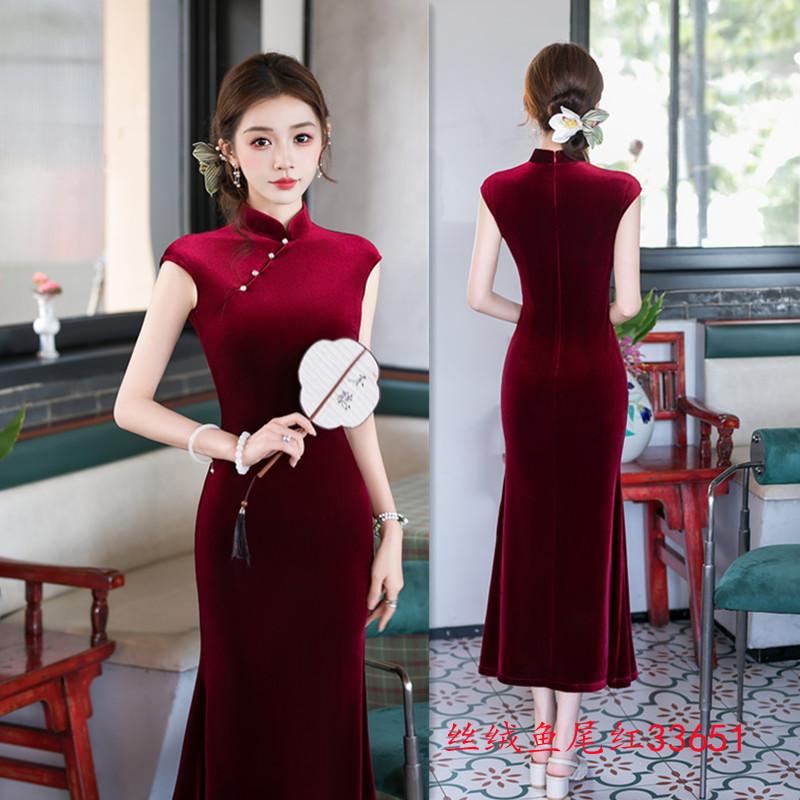 Red velvet new Chinese long fishtail cheongsam skirt, early autumn style, waist pinching and thin, high-end banquet cheongsam