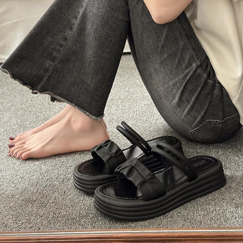 Feenwind zwei Sandalen tragende weibliche 2025 Sommer neue dicksohlige französische Abendwind draußen tragende Sandalen römische Ein-Wort-Hausschuhe