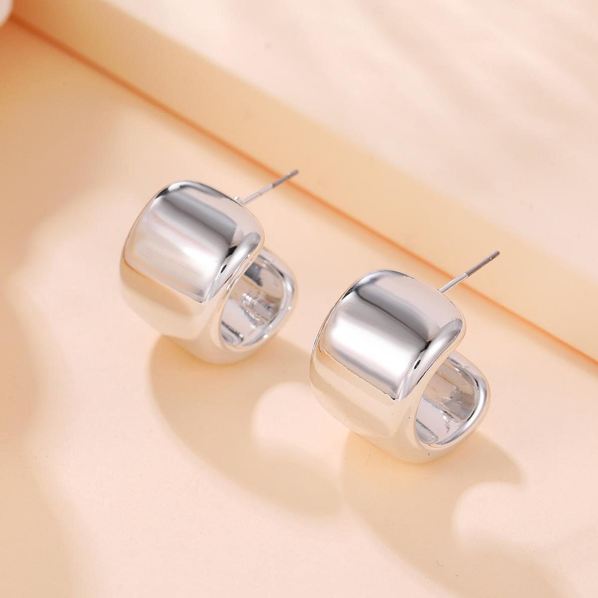 

Серебряно-белые и золотисто-желтые серьги с пряжкой для женщин, носящих серьги. M