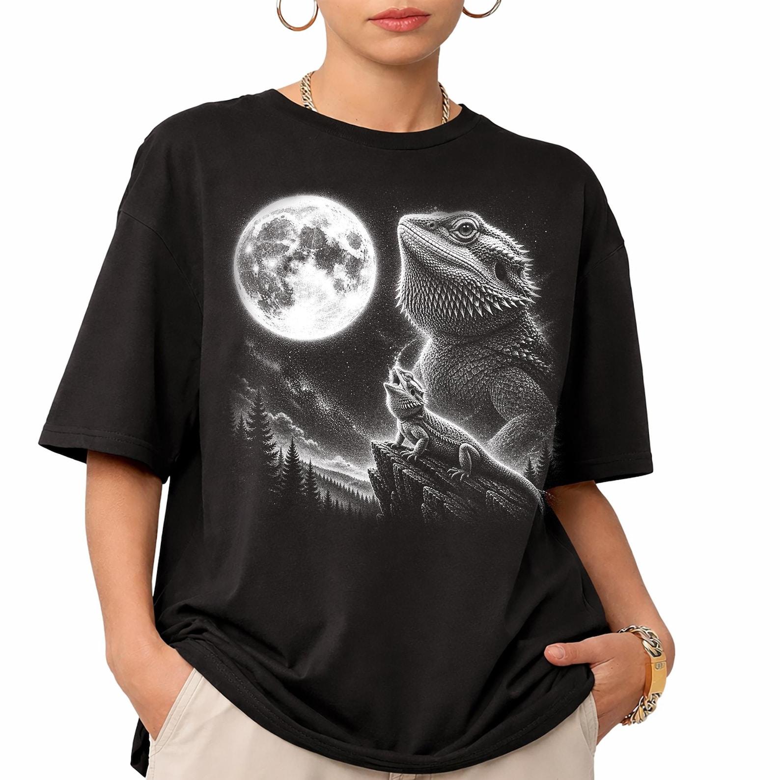 Bearded Dragon Howling Moon T-Shirt, Retro 90s Celestial Reptile Tee, Streetwear T-Shirt S