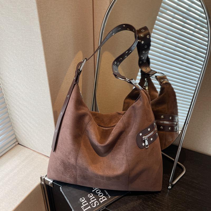 

Autumn and winter retro suede bag women s large-capacity commuter shoulder bag 2025 new high-end hand carry tote bag