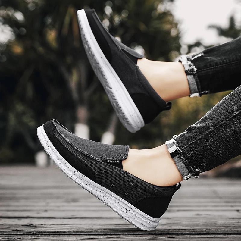 Fashion 2025 Summer Light Canvas Shoes Men Breathable Men Shoes Loafers Soft Comfortable Outdoor Flat Lazy Sandals for Male Zapatillas