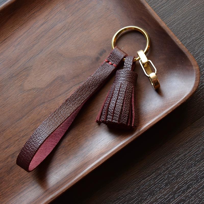 Originální francouzský kozí semišový ručně vyrobený střapec, přívěsek na klíče od auta, ozdoba dámské kabelky, zakázková dárková klíčenka.