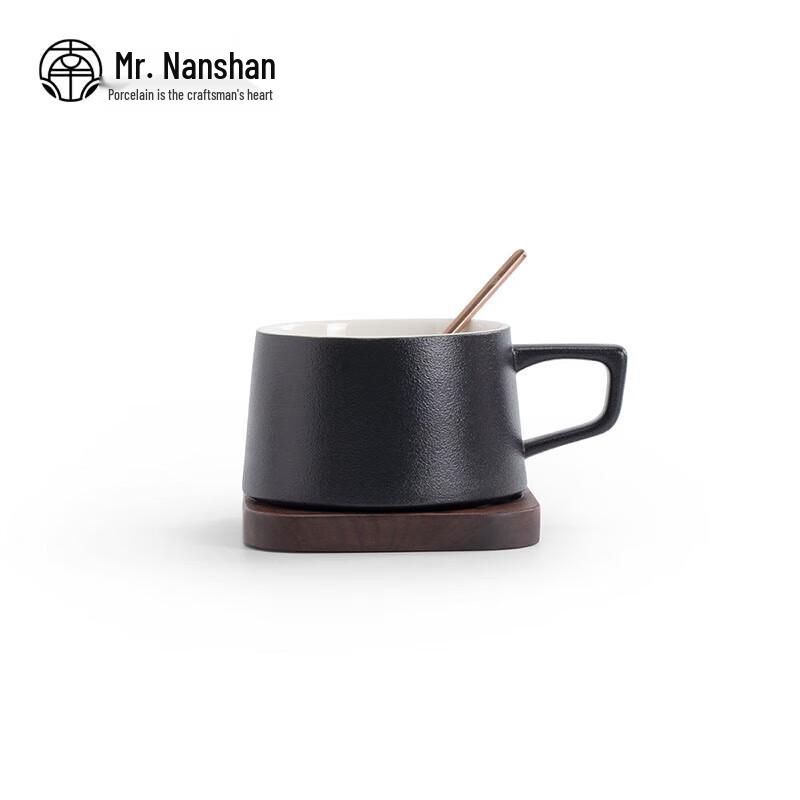 Kaffeetasse und Untertasse im europäischen Stil