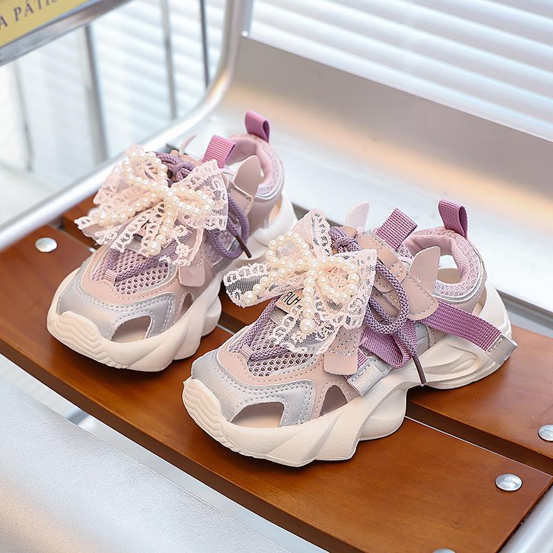 

Спортивные сандалии для девочек, сетчатые дышащие детские туфли принцессы, милые кружевные банты с бусинами, лето 2025, новая детская обувь для бега, нескользящая 26 фиолетовый