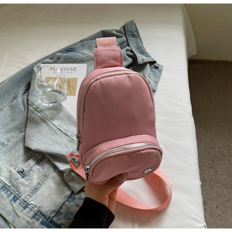 Leisure out mountaineering breast bag women's bag 2025 new niche design messenger bag men's and women's same travel canvas bag