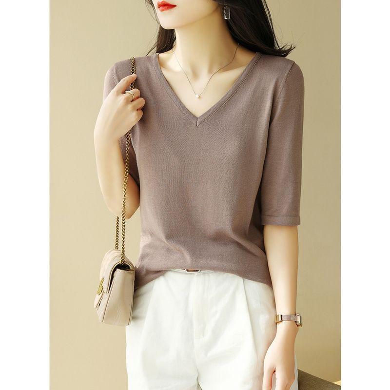 

Зеленая футболка с V-образным вырезом, рукавом до локтя, открытыми плечами, из ледяного шелка