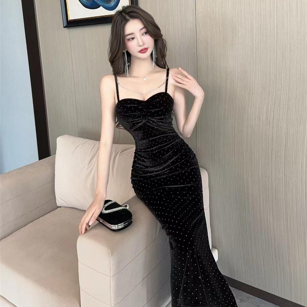Autumn and winter new Xiaoxiangfeng retro gypsy waist sexy one-word collar velvet suspender primer dress